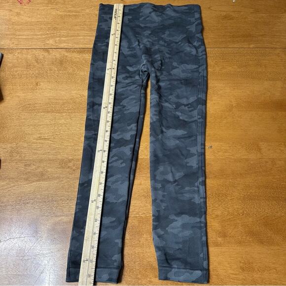 SPANX Seamless Camo Cropped Leggings Size Medium M Compression Capri Stretch - Picture 4 of 7